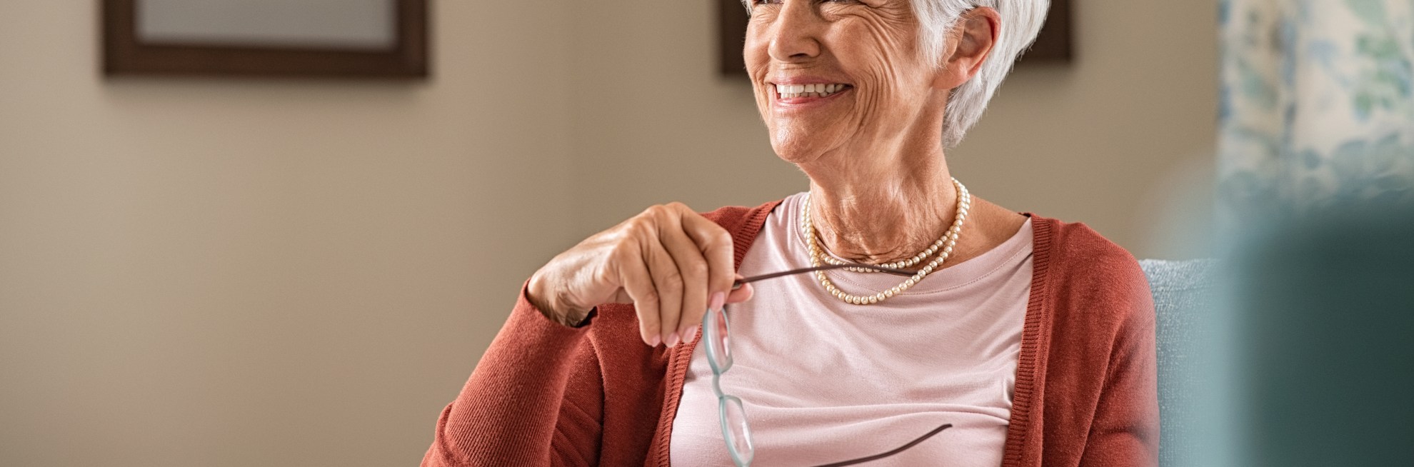 Femme sénior heureuse